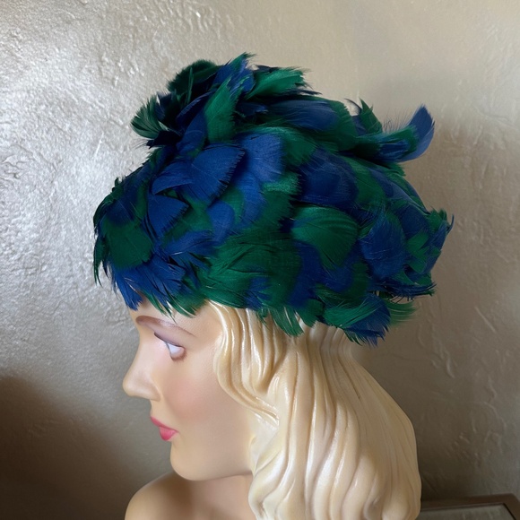 QUIRKY 1970s\' FLEXIBLE HAT MADE OF GREEN AND BLUE FEATHERS main image 9